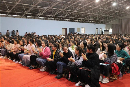 河北女子职业技术学院召开2019级在职幼儿园专任教师专项新生开学典礼 图2